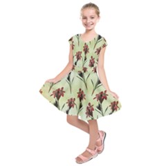 Vintage Style Seamless Floral Wallpaper Pattern Background Kids  Short Sleeve Dress by Simbadda