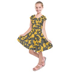 Camouflage Jaune/vert  Kids  Short Sleeve Dress by kcreatif